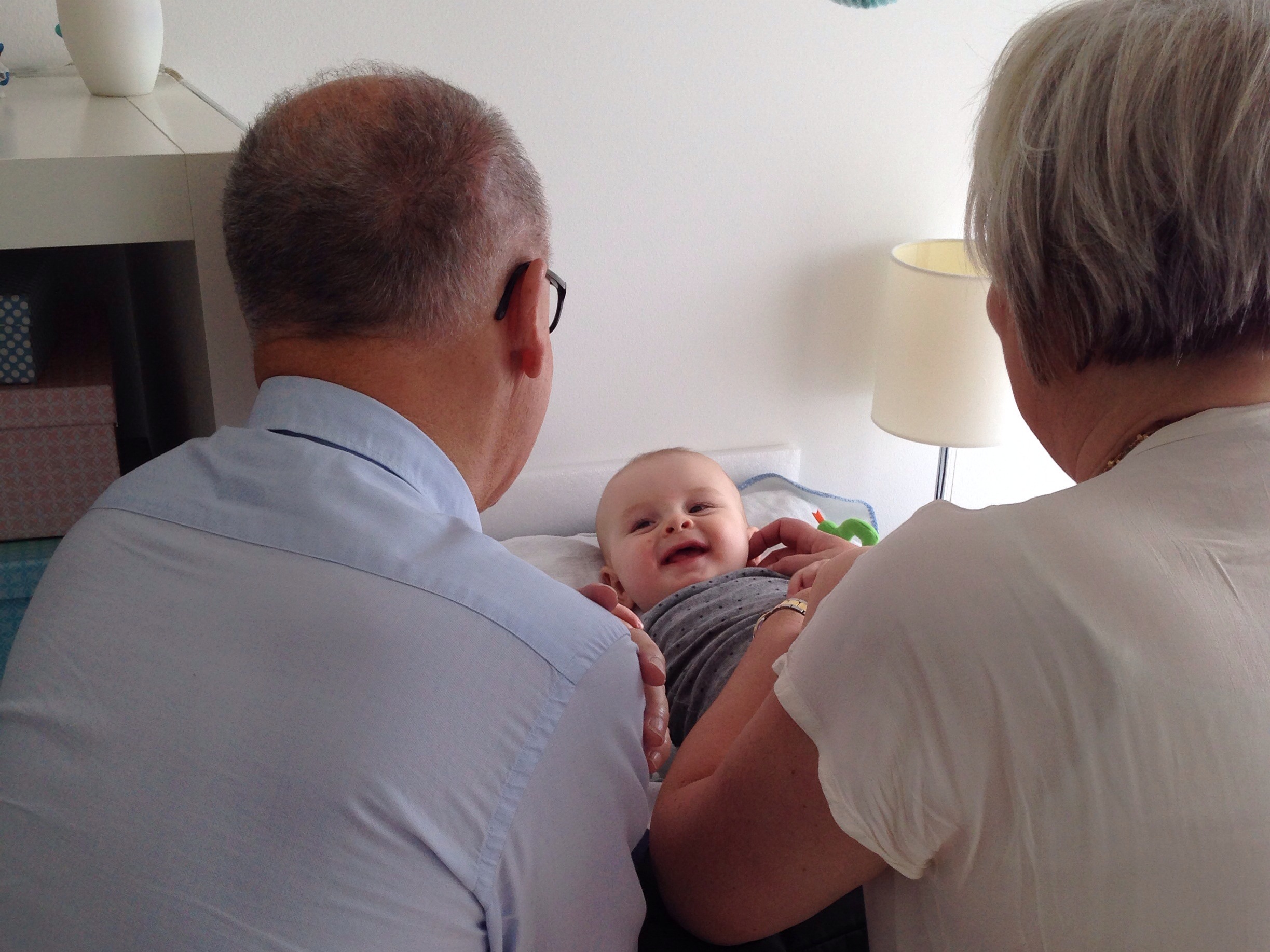 Mormor og morfar på besøg.