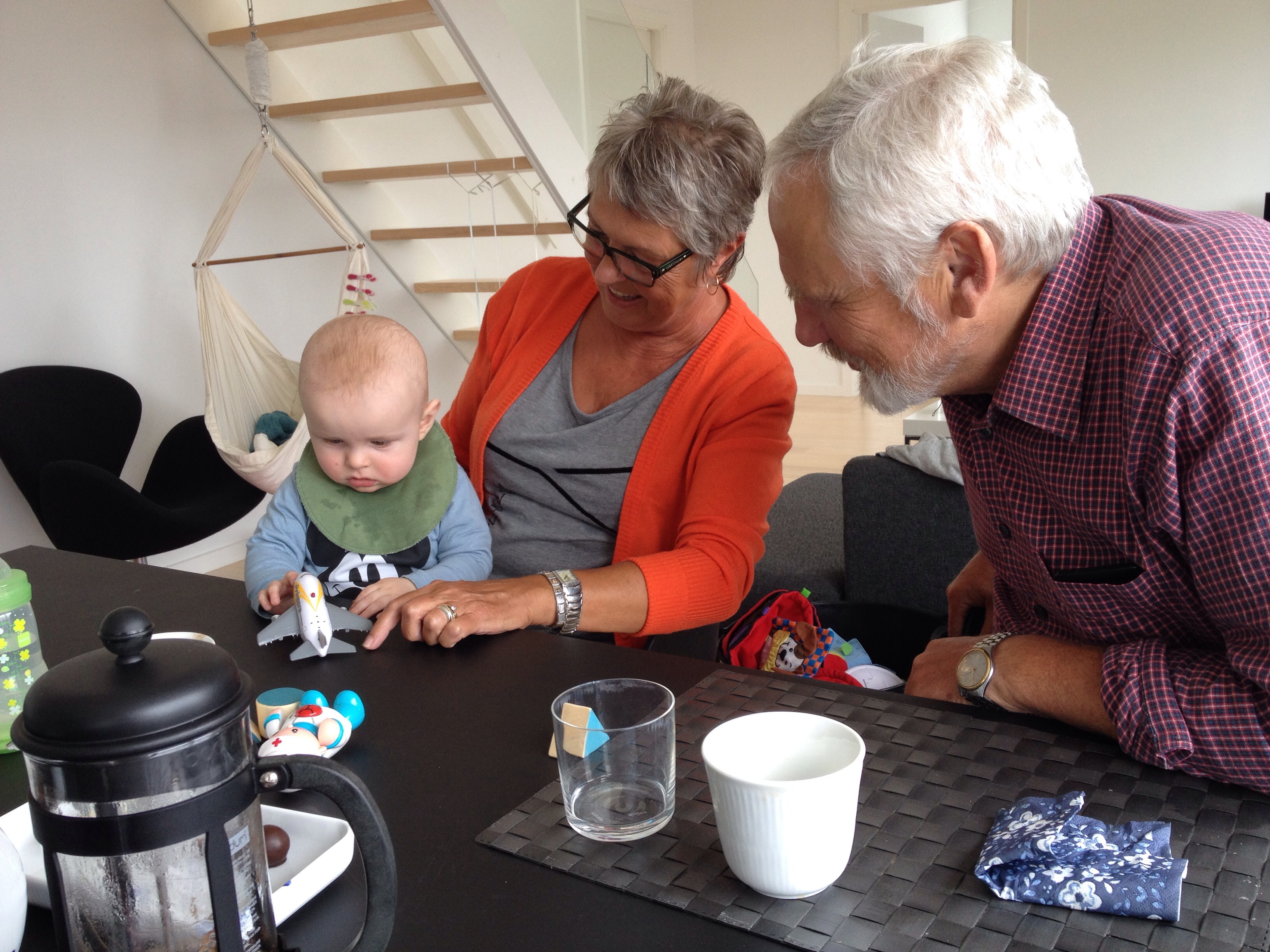 Farmor og Søren på besøg.