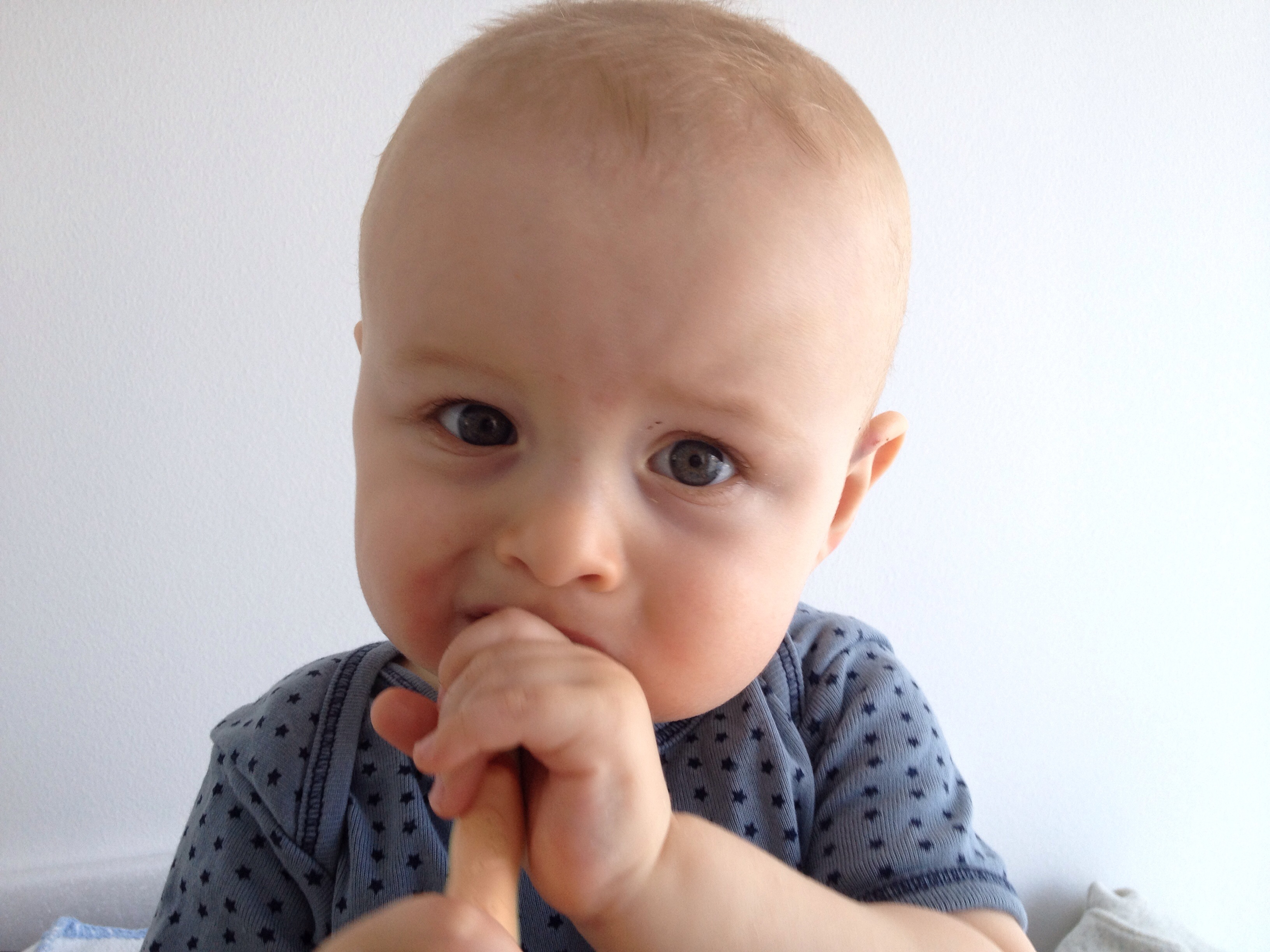 Jacob er meget god til selv at børste tænder.
