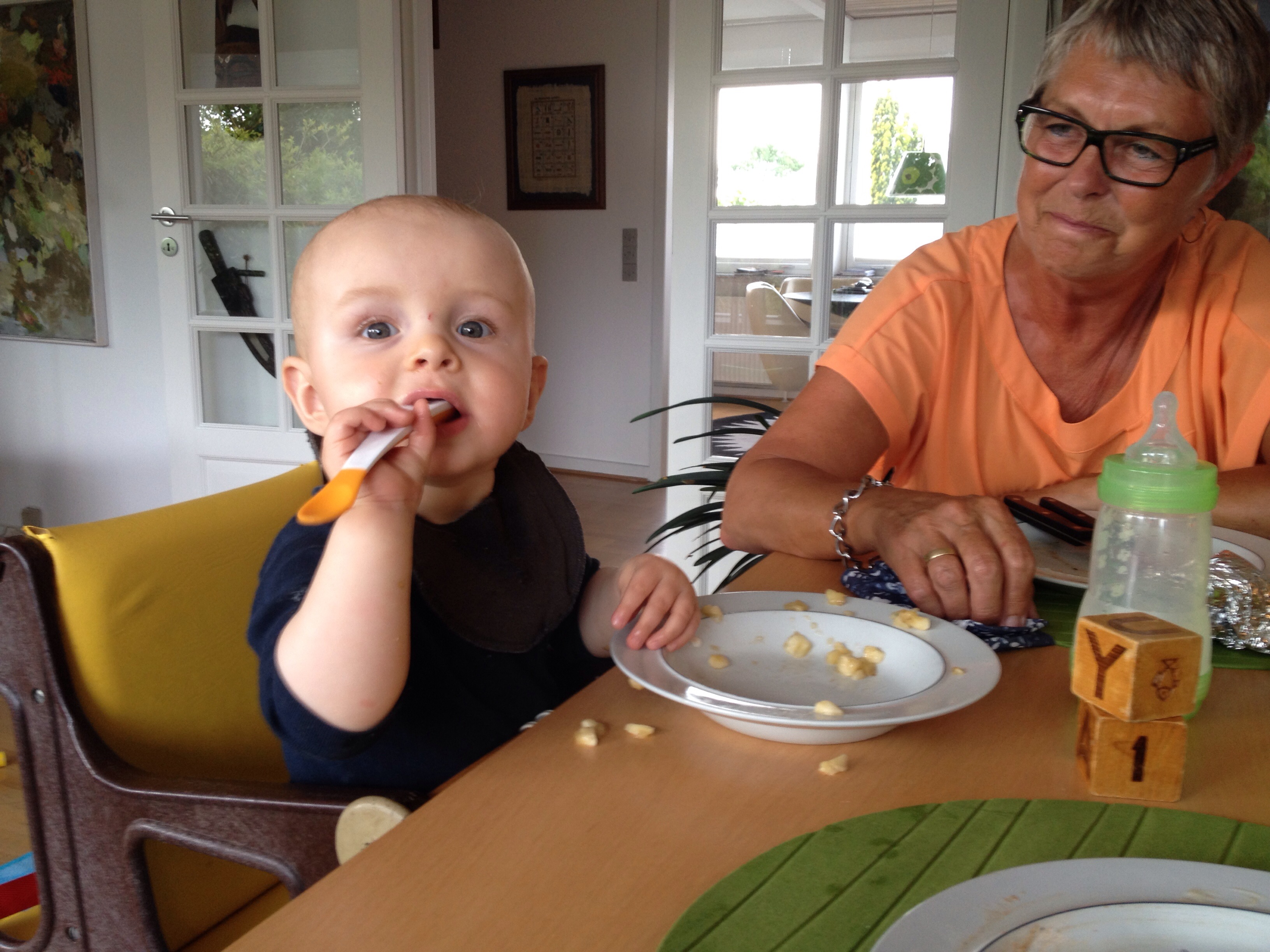 Spiser med farmor.