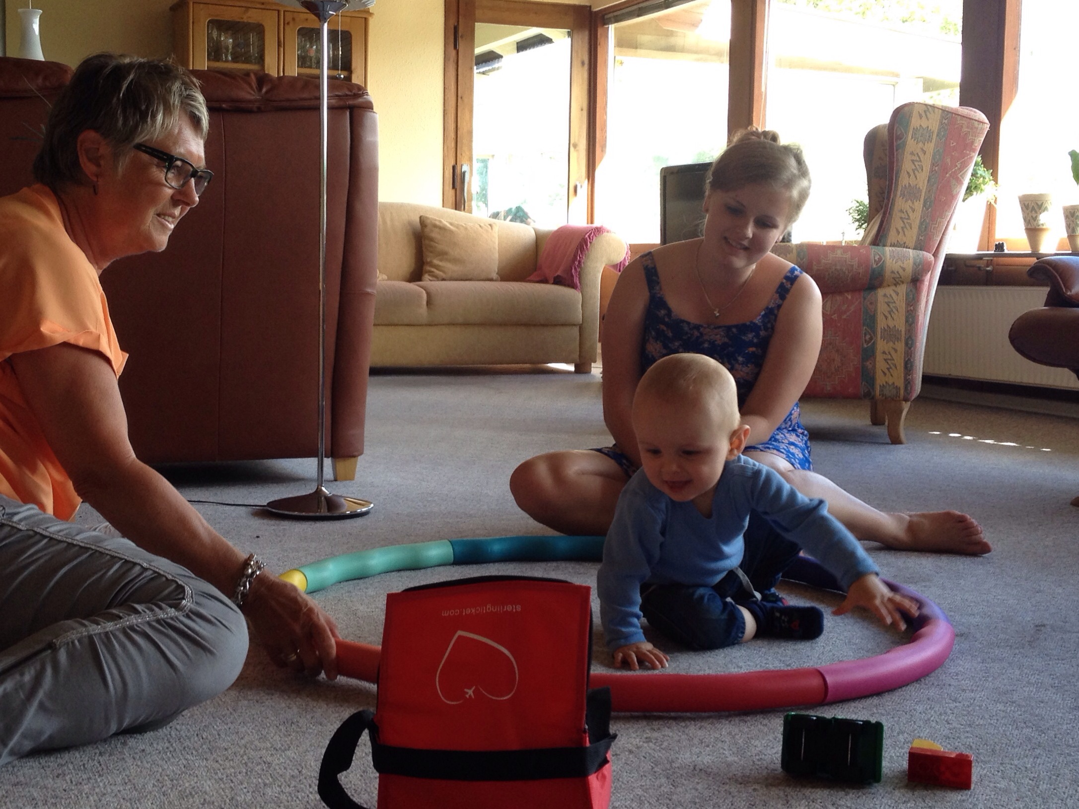 Jacob leger med farmor og Freja i Vinderup.