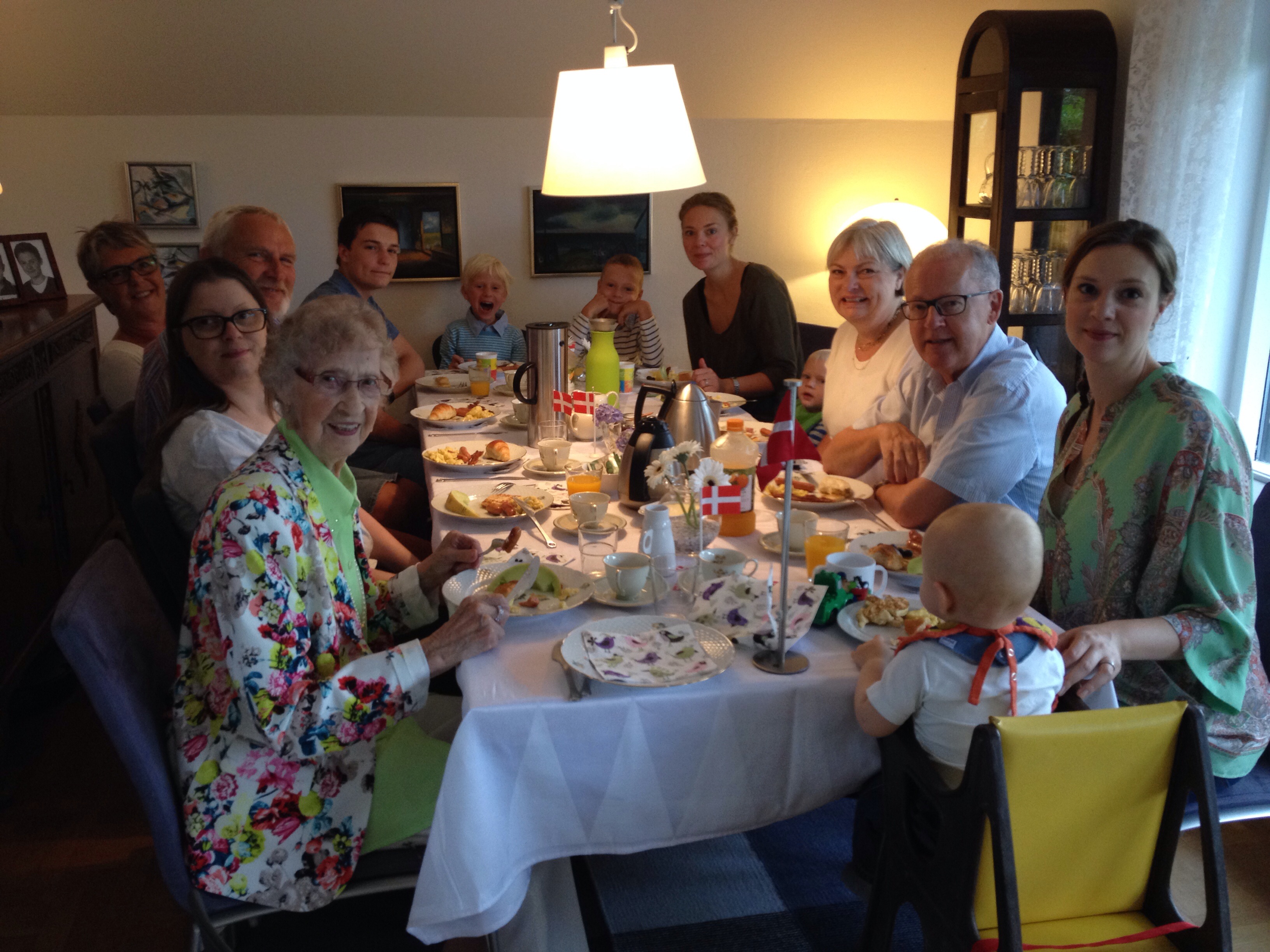 Jacobs brunchgæster! Farmor, Faster, Søren, Oldemor, Max, Victor, Carl, Moster, Aksel, Mormor, Morfar, Mor og Far bag kameraet.
