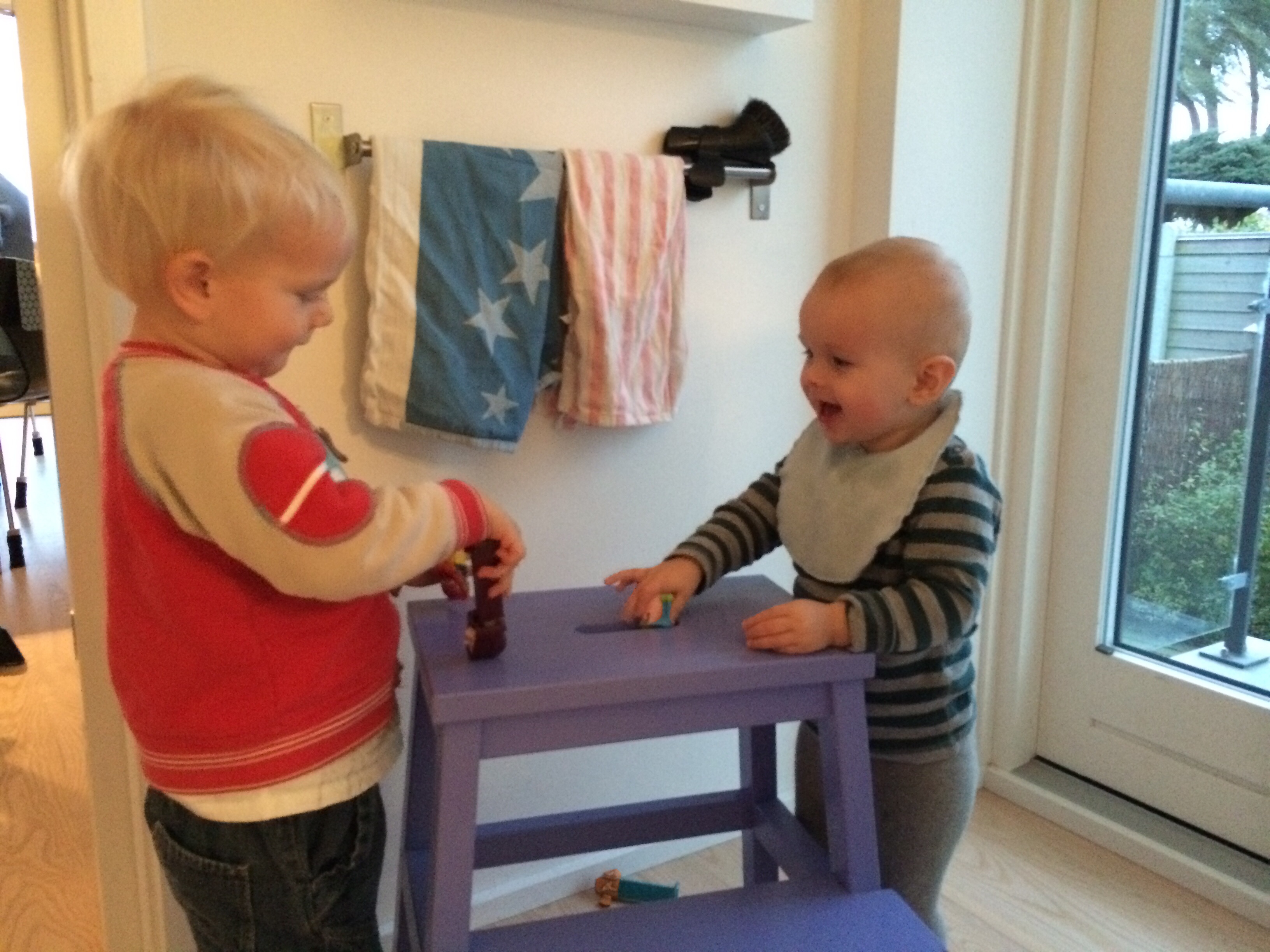 Aksel og Jacob hygger.
