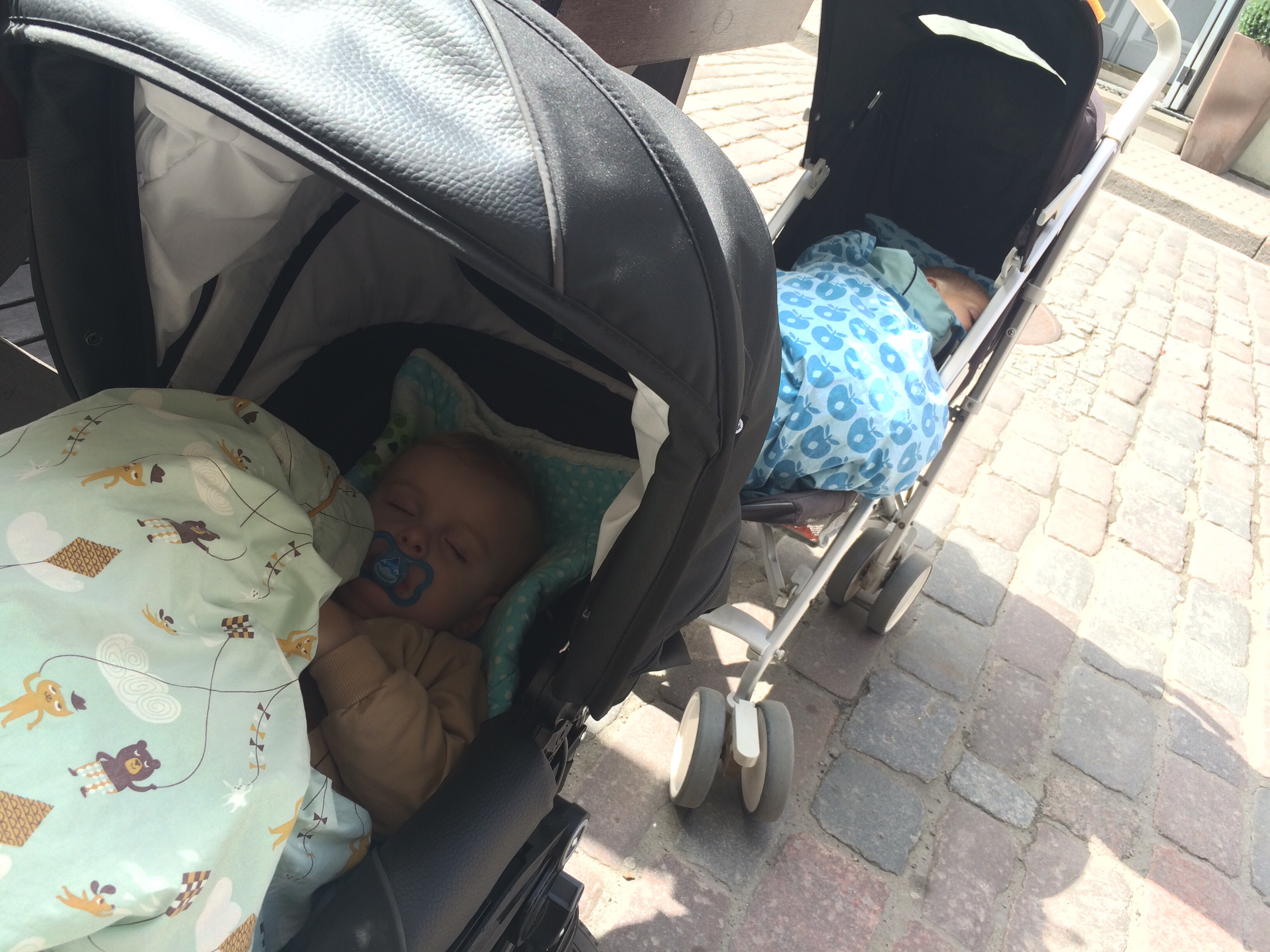 Aksel og Jacob får sig en lur i Tallinn.