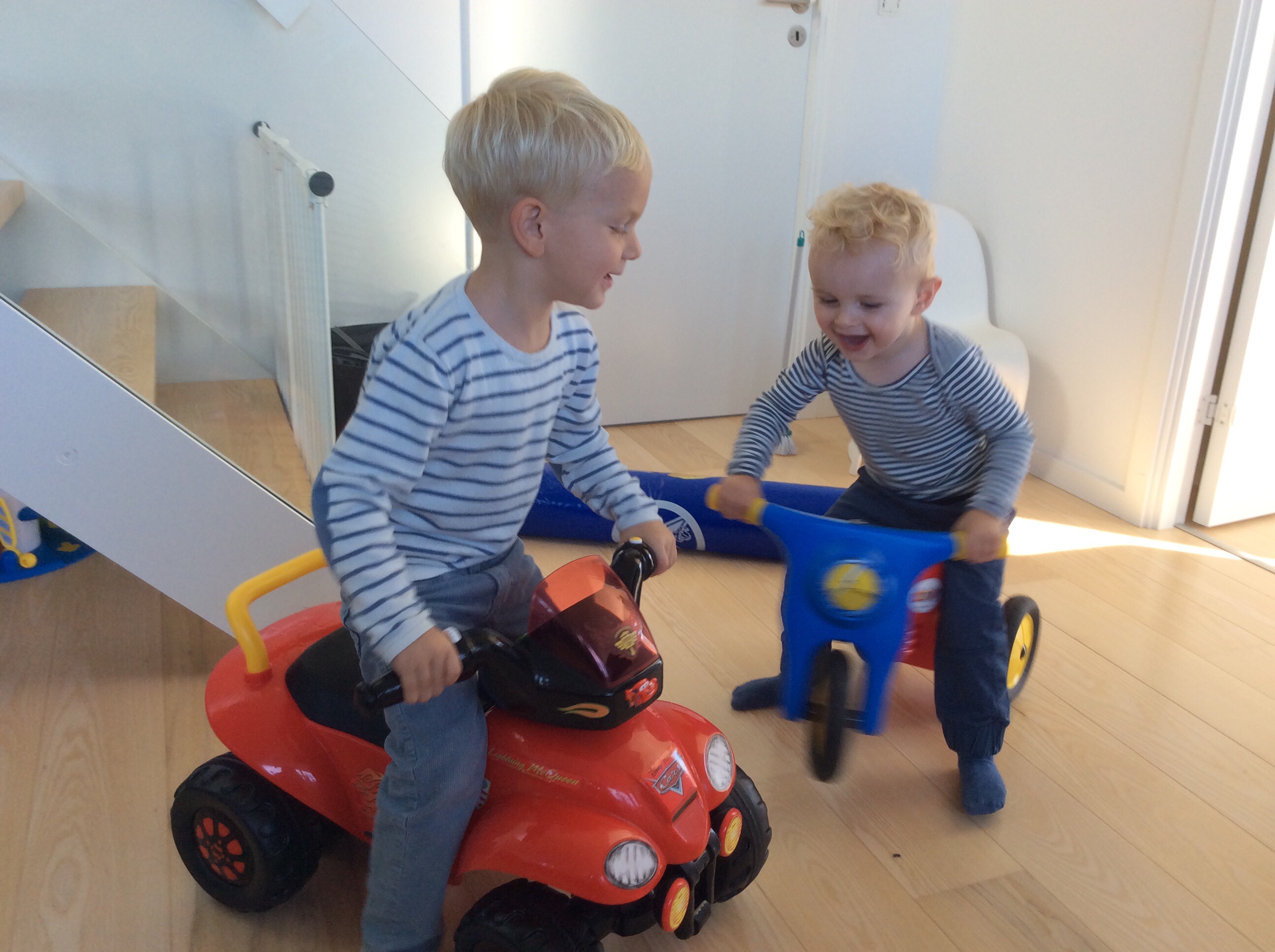 Aksel kom og hentede Jacob i vuggestuen.
