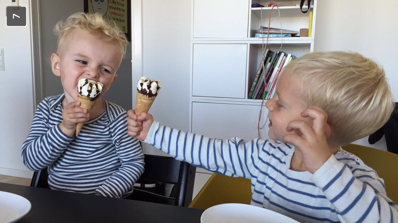 Aksel kom og hentede Jacob i vuggestuen.