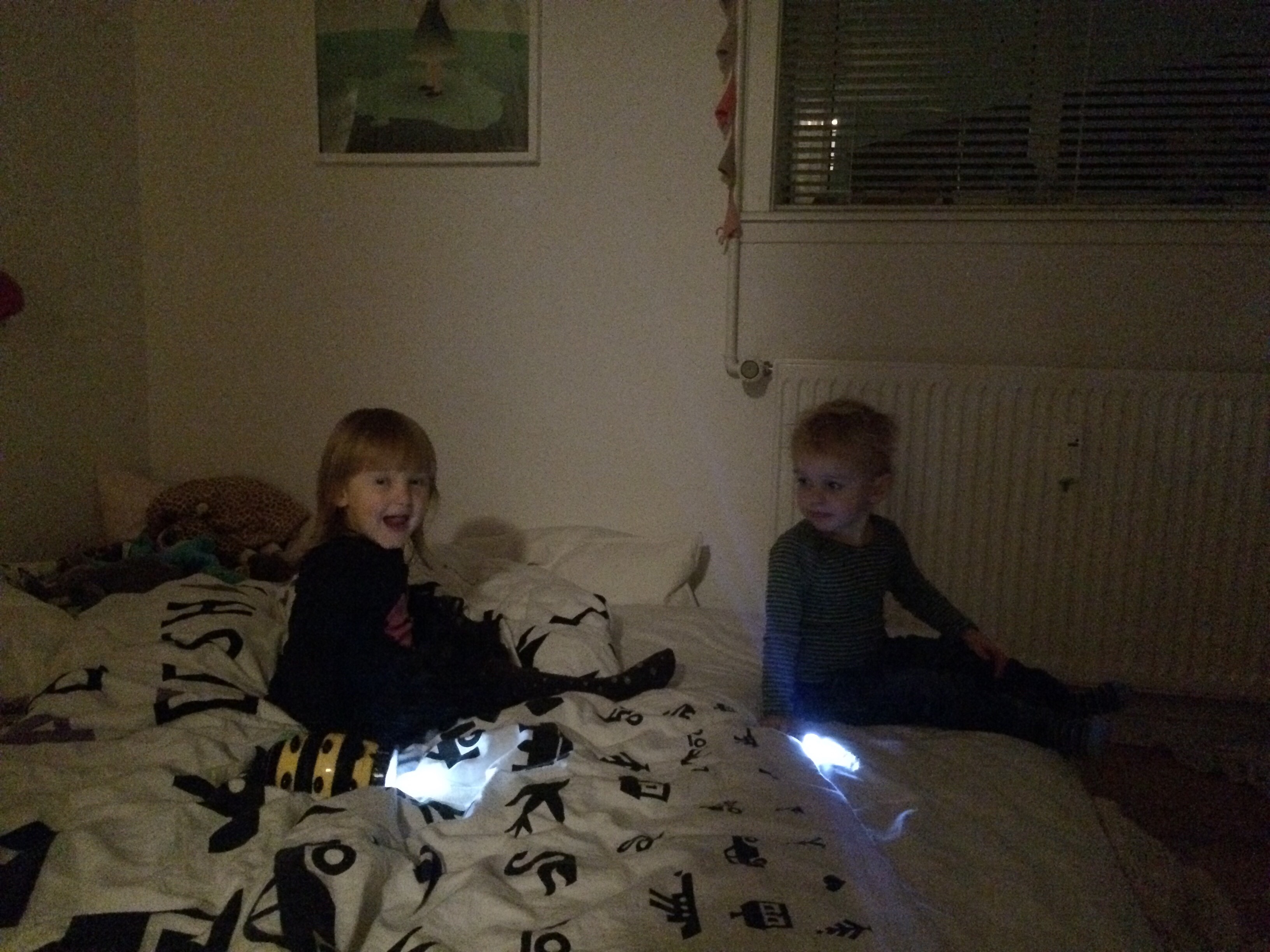 Mørkeleg med Olivia. På besøg ved Olivia, Teresa, Laura og Jesper.