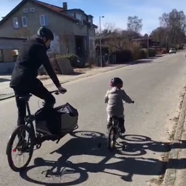 Jacob øver på cyklen.
