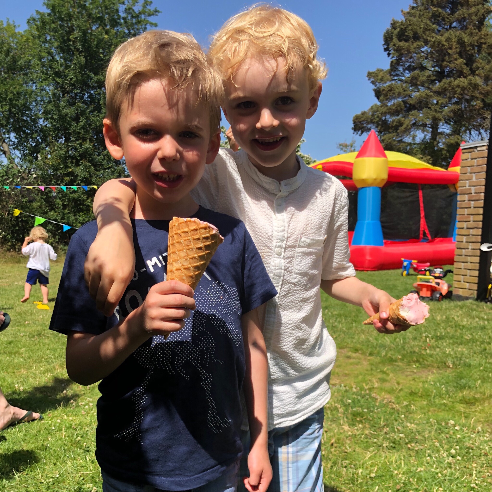 Emil 3 år og Jacob 6 år.