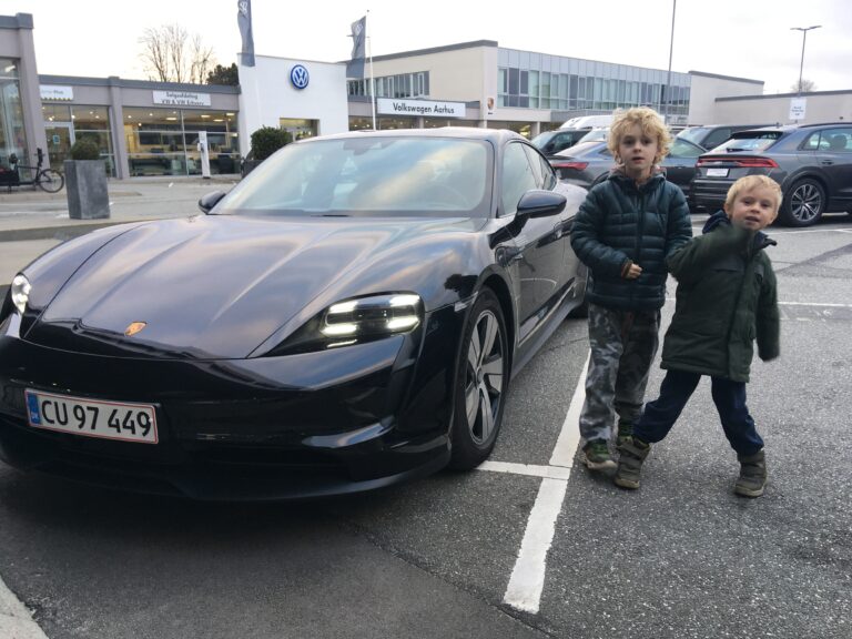Ude og se på biler.